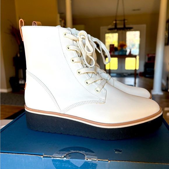 NEW Dr. Scholl’s White Boot - Size 6M - Picture 1 of 8